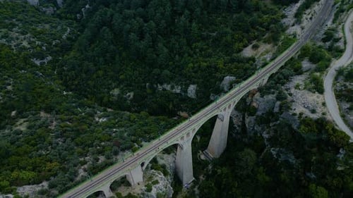 Luftaufnahme der Varda-Viadukt-Eisenbahnbrücke in der Türkei
