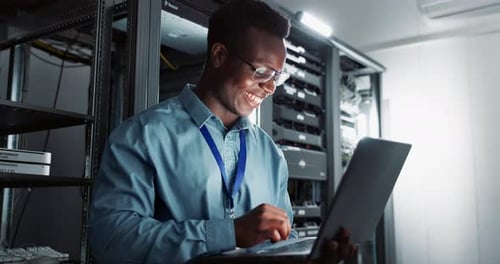 Glücklicher Mann, Techniker und Laptop im Serverraum für Datenbank-Update, Cybersicherheit oder Code