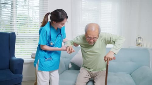 Paciente idoso tentando ficar de pé e andando com a enfermeira cuidadora