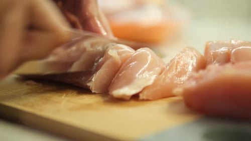 Couper le filet de poulet sur une planche à découper