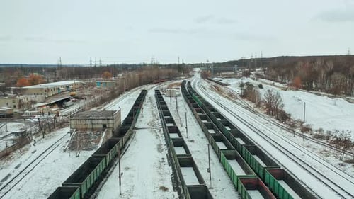 De longues rangées de conteneurs reposent sur des rails sur le territoire de la voie ferrée. Expédition.