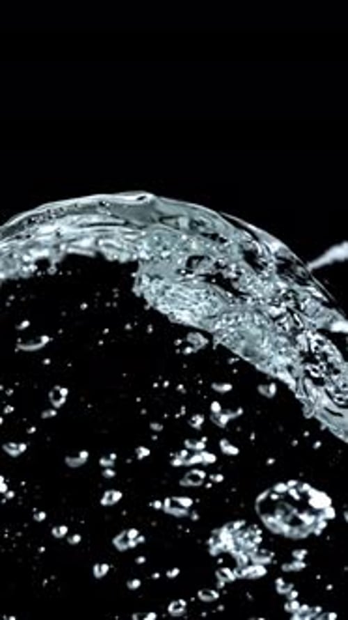 Superzeitlupen-Wasserwellen mit Luftblasen, gefilmt auf einer Hochgeschwindigkeitskamera mit 1000 Bildern pro Sekunde