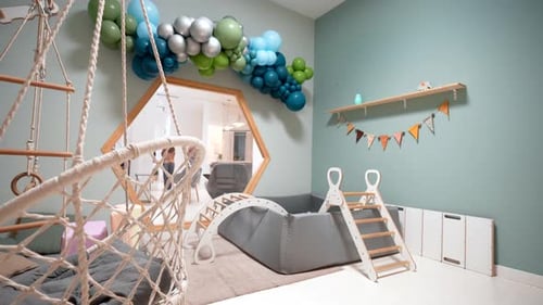 Intérieur de salle de jeux de garderie moderne avec jouets éducatifs
