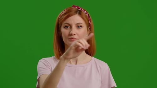 Mujer con pantalla táctil interactiva con varios gestos, fondo verde aislado.