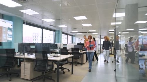 Colegas felizes e diversificados entrando no espaço de trabalho criativo