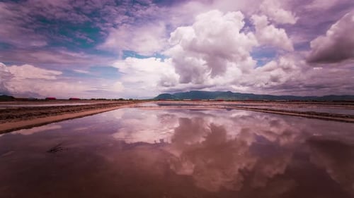 Imagen reflejada: reflejos de nubes en los campos de sal de la estación monzónica del sudeste asiático