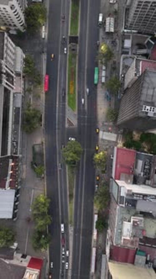 Luftaufnahme einer Stadtkreuzung mit Bussen und Autos im Zeitraffer