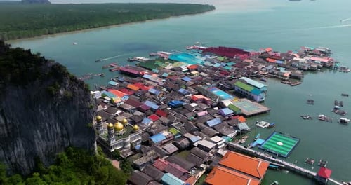Auf Stelzen gebaute Häuser, umgeben von hoch aufragenden Karstformationen. Ko Panyi in der Bucht von Phang Nga
,