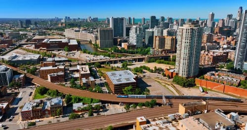Der lange Zug fährt mit den Eisenbahnen in Chicago, Illinois, USA