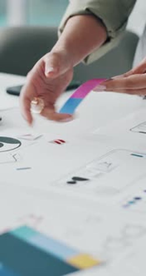Manos, mujeres y muestras en la oficina, desarrollo de UX o elección de estructura alámbrica para proyectos