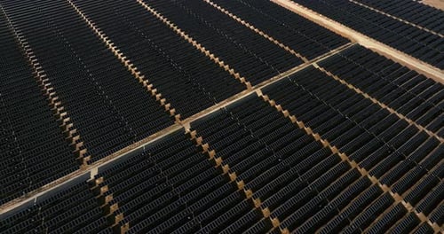 Mega Solar Panels Farm in einer Wüstenlandschaft, Luftaufnahme