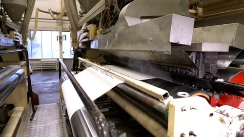 Trocknen von nassem Zellstoff mit einer Warmwalzmaschine in der Werkstatt