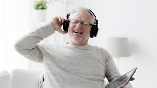 Conceito de tecnologia, pessoas, estilo de vida e ensino à distância - Happy Senior Man With