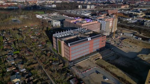 Quantencomputer in einer Rechenzentrumsgebäudeanlage. Majestätische Luftbilddrohne