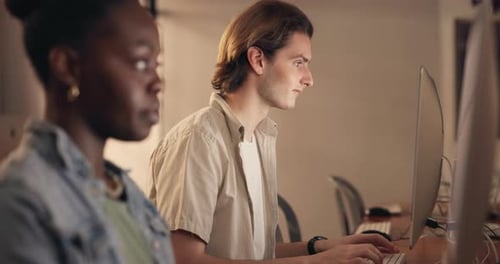 Homem, mulher e computador à noite para digitação, trabalho em equipe e estratégia para solução na startup de design