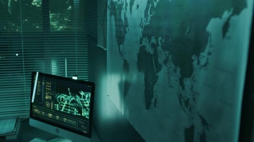 Ordinateur avec logiciel de surveillance et carte au-dessus du bureau de l'officier du renseignement