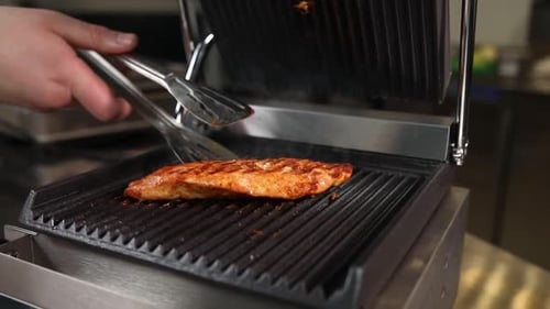 el chef prepara deliciosas carnes en el restaurante