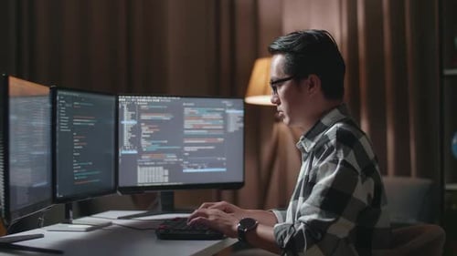 Asiatischer männlicher Programmierer erstellt einen innovativen Softwareingenieur, der App und Programm entwickelt