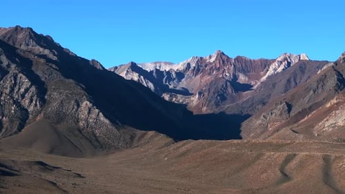 Drone aérien Crowley de Mammoth Lakes, cercle de Californie, mouvement à droite, mouvement à droite, montagnes escarpées, Convict Canyon