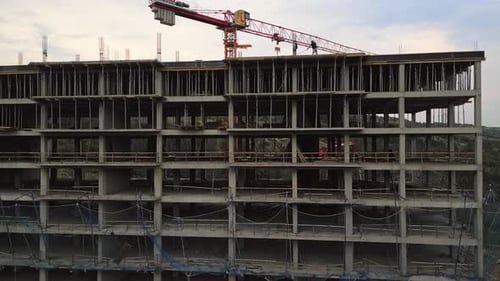 Constructores en la azotea de un edificio de bienes raíces comerciales (que se elevan y bajan)