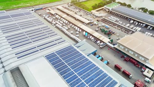 Ein Distributionszentrum von oben per Drohne.