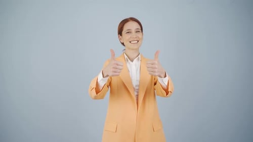 Femme d'affaires donnant une affirmation positive devant la caméra.