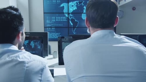 Experte für IT-Netzwerksicherheit hält Vortrag vor seinem Kollegen