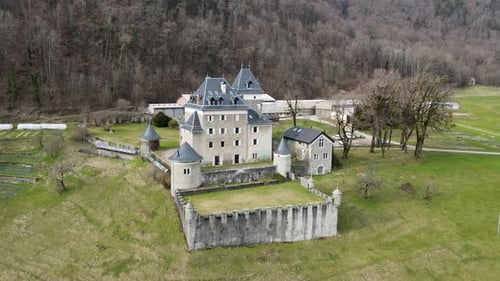 Wir nähern uns einem wunderschönen und sehr beeindruckenden Schloss, das 1996 erbaut wurde