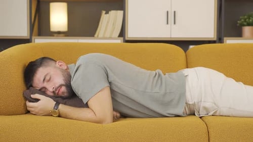 Un jeune homme qui n'arrive pas à dormir.