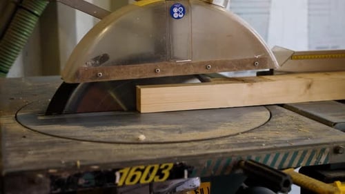 Holz mit einer Maschine schneiden