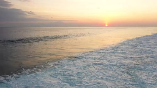 Luftaufnahme der Küste der Insel Gili Trawangan, Indonesien mit Sonnenlicht bei Sonnenuntergang. Große Wellen, Ozean b