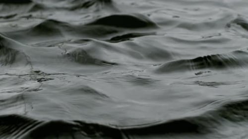 Abyss Sammlung: Nahaufnahme von Wellen, die langsam von der Unterseite über einem schwarzen Hintergrund schweben
