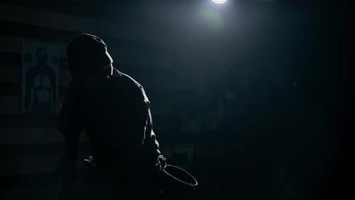 Stratégie tactique militaire visant une silhouette de fusil de l'OTAN à rétroéclairage contrasté