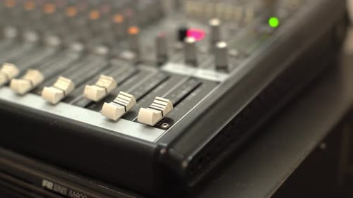 Professionelles Sound- und Mischpult. Detailierte Aufnahme.