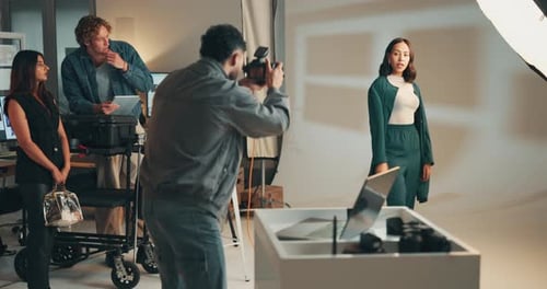 Mode, Fotograf und Model mit Leuten im Studio für E-Commerce-Katalog, Produktion und Kamera