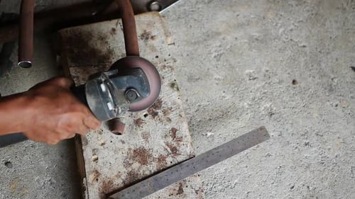alguien corta el hierro con una herramienta manual