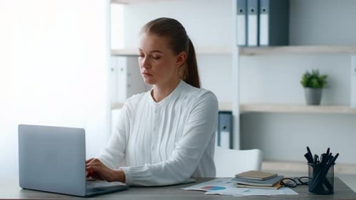 Geschäftsfrau arbeitet tagsüber im Coworking Space