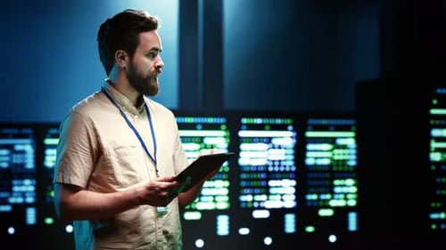 Ingenieur überprüft Datenspeichersysteme für Unternehmens-Workloads mit Server-Racks