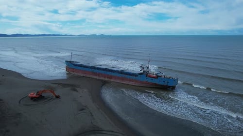 Large Energy Tankers Transporting Gas and Crude Oil Amid Shifting Geopolitical Tensions in Middle