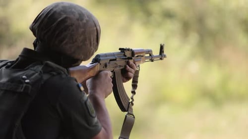 Verteidigung der Nation in grüner Uniformweste mit Maschinengewehr in der Hand Soldat hält Waffe Militär