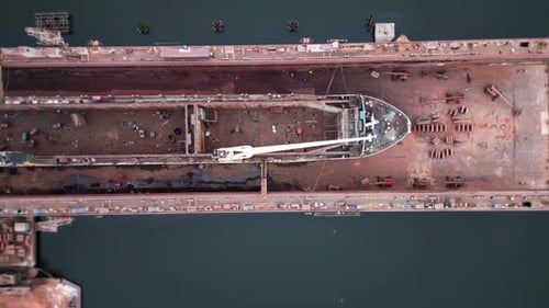 Industrieller Teil der Küste, Werft. Luftaufnahme des Trockendocks mit trockenem Meer.