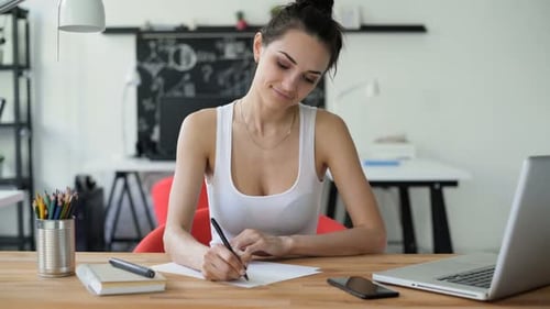 Geschäftsfrau schaut auf Handy mit grünem Bildschirm am Arbeitsplatz. Konzept der Copy Space-Werbung...