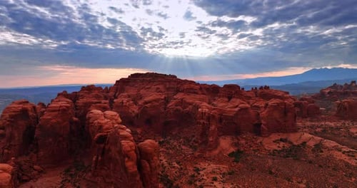 Tolle rote Felsen mit abgerundeten Spitzen. Drohnenaufnahmen bei der Annäherung an die spektakulären Canyons