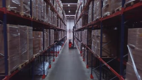 Lager mit Pappkartons im Inneren auf Palettenregalen, Logistikzentrum