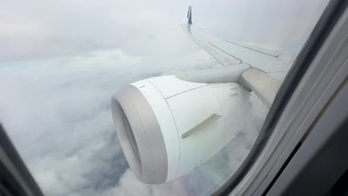 Vista panorâmica da janela do avião com nuvens e céu azul