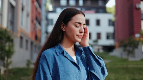 Jeune femme souffrant d'un mal de tête
