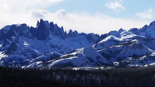 Station de ski et de snowboard The Hemlocks Mammoth Mountain : Drone aérien, parallaxe droite, Californie, The Minare