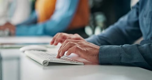 Criativo, funcionários e mãos com o teclado, digitando e pesquisando histórias na redação ou no coworking