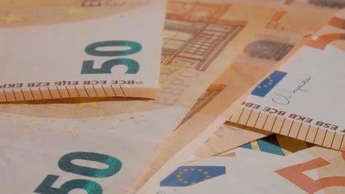 Exploration des détails des billets en euros et de leurs caractéristiques graphiques