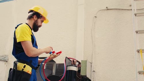 Elektriker kalibriert Druckgerät